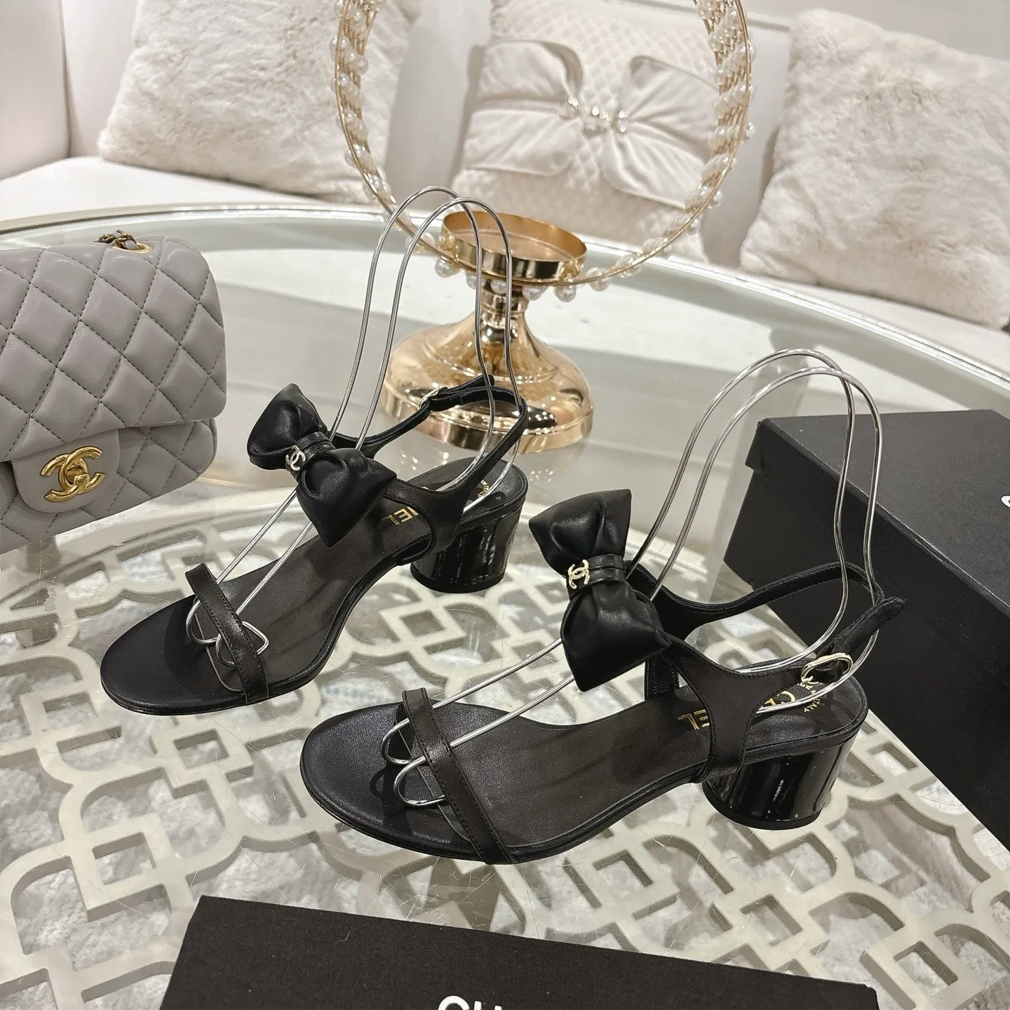 👟👟Ex-factory price 560👟👟 CHANEL 25ss spring and summer new counter top double C bow sandals. This classic design; bow with double C embellishment, playful and elegant, multiple color matching elements... Diversified mix and match is very beautiful and versatile, very light and comfortable on the feet, super delicate and elegant... ꫛꫀꪝ Go➫ Material: Upper: Original customized imported sheepskin Inner: Original custom-made sheepskin lining Outsole: Original custom-made Italian through-dyed genuine leather outsole Size: 35–40 (40 and 41 are custom-made and cannot be returned or exchanged)